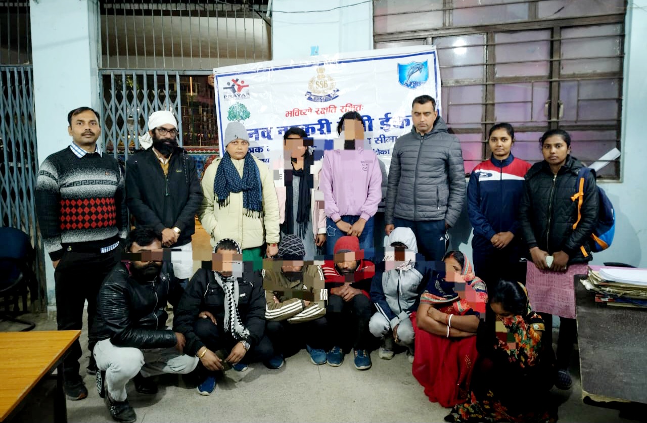 गिरफ्तार तस्कर व बरामद नेपाली लड़की के साथ रेस्क्यू टीम