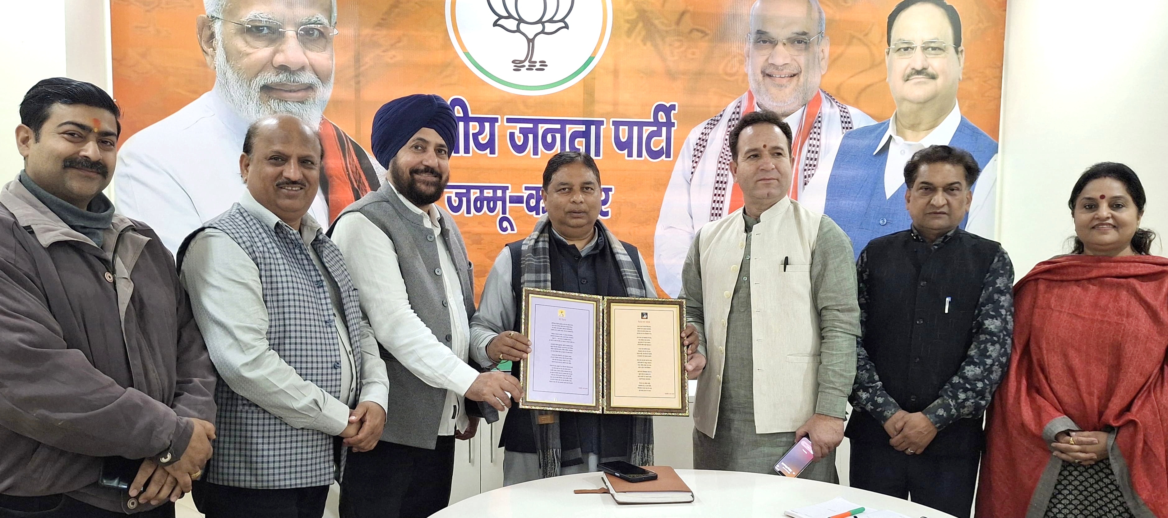 भाजपा मुख्यालय में गुरु रविदास जी पर आधारित कविताओं का विमोचन भाजपा मुख्यालय में गुरु रविदास जी पर आधारित कविताओं का विमोचन
