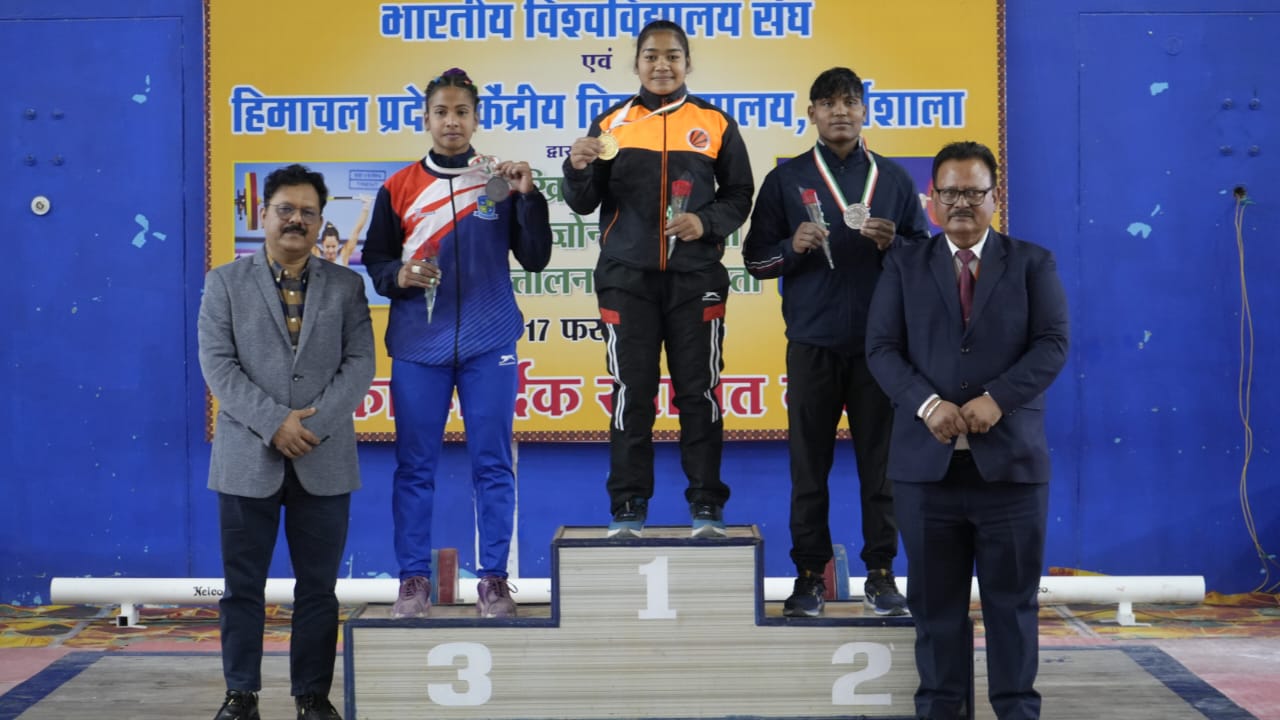 विजेताओं को सम्मानित करते हुए मुख्यातिथि। विजेताओं को सम्मानित करते हुए मुख्यातिथि।