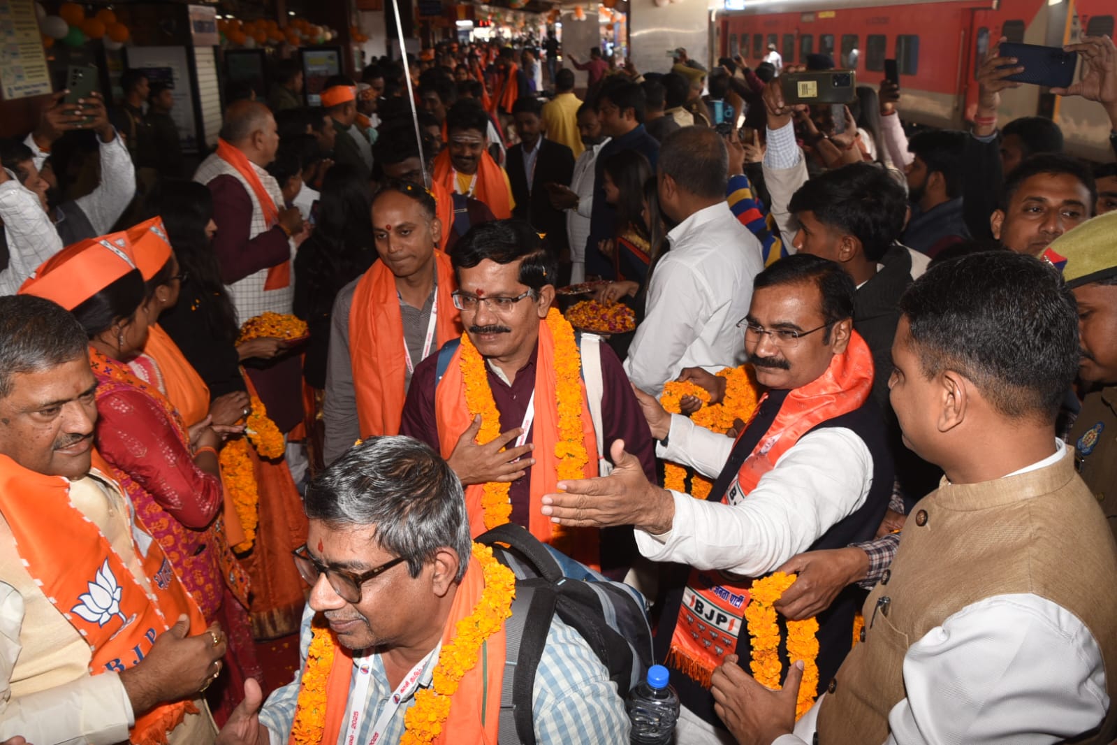मेहमानों का स्वागत करते भाजपा नेता