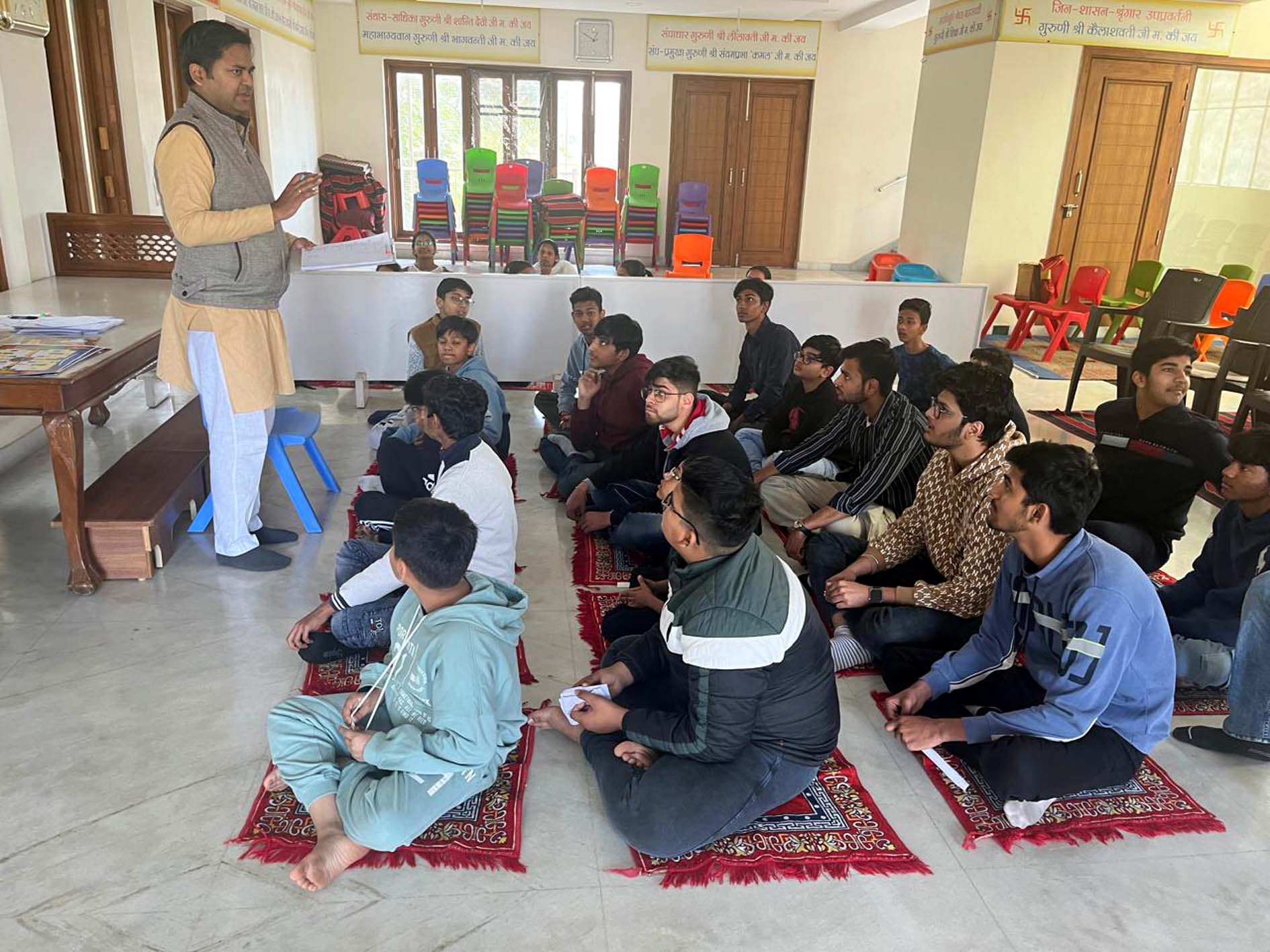 जैन स्थानक में बच्चों के आयोजित शिविर में भाग लेते बच्चे। जैन स्थानक में बच्चों के आयोजित शिविर में भाग लेते बच्चे।