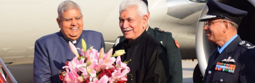 उपराज्यपाल मनोज सिन्हा ने जम्मू हवाई अड्डे पर भारत के माननीय उपराष्ट्रपति जगदीप धनखड़ का किया स्वागत उपराज्यपाल मनोज सिन्हा ने जम्मू हवाई अड्डे पर भारत के माननीय उपराष्ट्रपति जगदीप धनखड़ का किया स्वागत