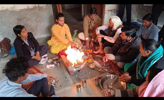 हवन यज्ञ करते हुए हवन यज्ञ करते हुए