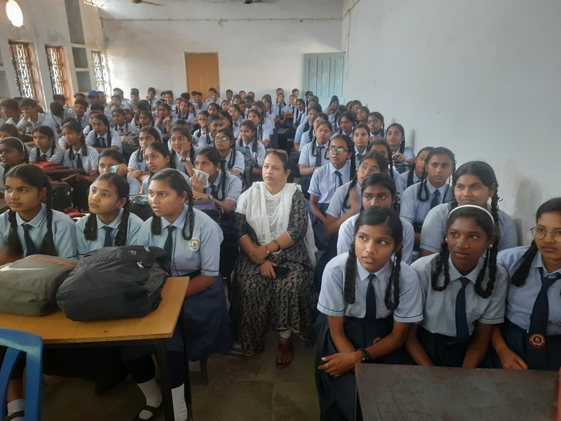 स्कूल में उपस्थित विद्यार्थी। स्कूल में उपस्थित विद्यार्थी।