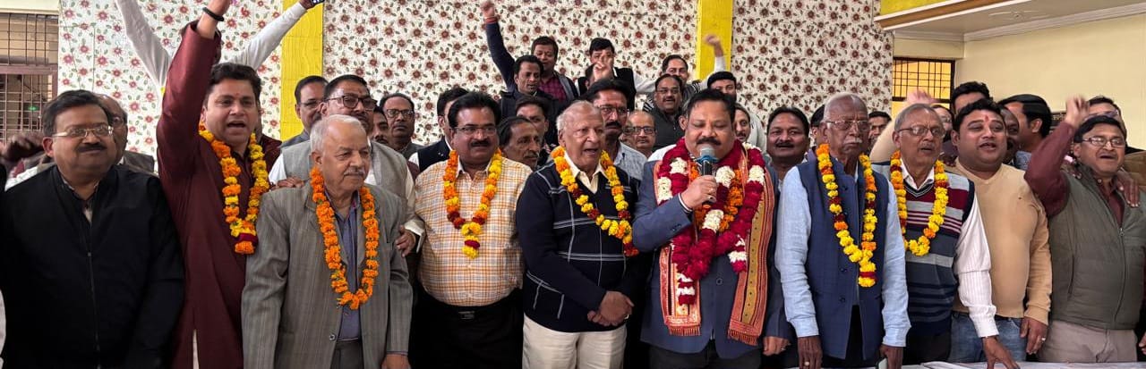 अग्रसेन धर्मशाला में मौजूद अग्रवाल सभा के अन्य लोग अग्रसेन धर्मशाला में मौजूद अग्रवाल सभा के अन्य लोग
