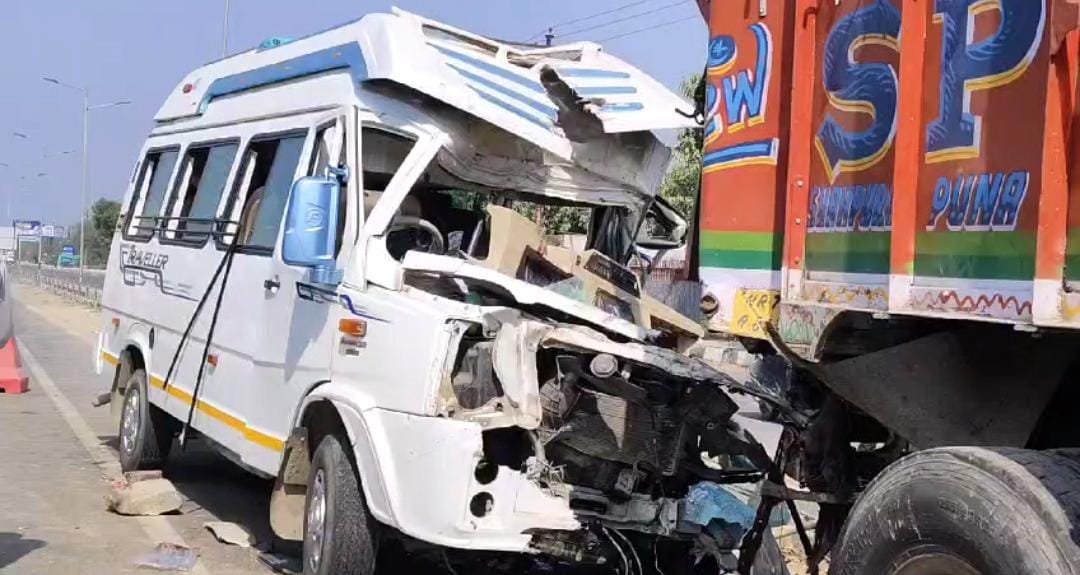 घटना के बाद क्षतिग्रस्त हुआ वाहन घटना के बाद क्षतिग्रस्त हुआ वाहन