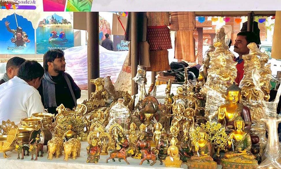 सूरजकुंड मेला परिसर में थीम स्टेट मध्य प्रदेश के टीकमगढ़ के मूर्तिकार पुष्पेंद्र पीतल निर्मित मूर्तियों के बारे में जानकारी देते हुए। सूरजकुंड मेला परिसर में थीम स्टेट मध्य प्रदेश के टीकमगढ़ के मूर्तिकार पुष्पेंद्र पीतल निर्मित मूर्तियों के बारे में जानकारी देते हुए।
