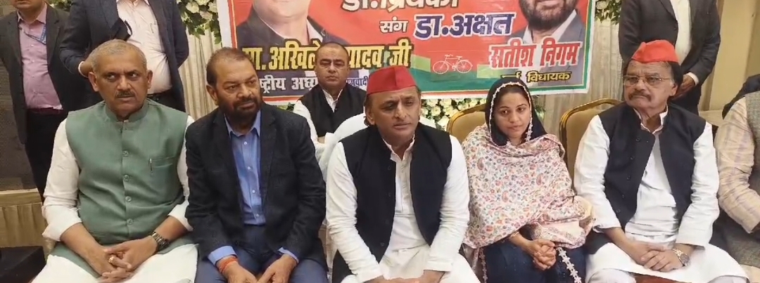 प्रेस क्लब करते अखिलेश यादव प्रेस क्लब करते अखिलेश यादव