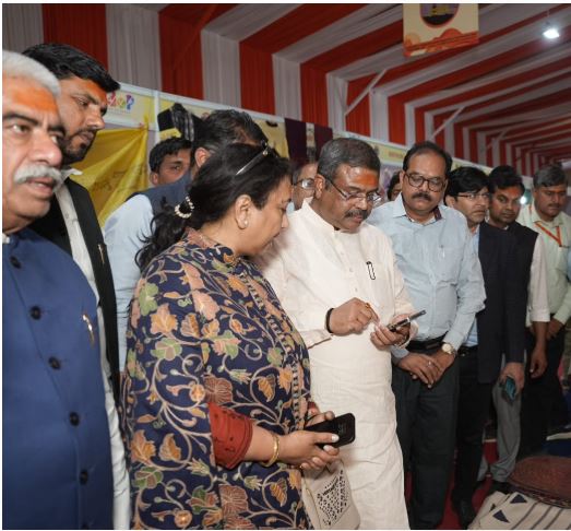 खरीददारी करते केन्द्रीय मंत्री धर्मेन्द्र प्रधान खरीददारी करते केन्द्रीय मंत्री धर्मेन्द्र प्रधान