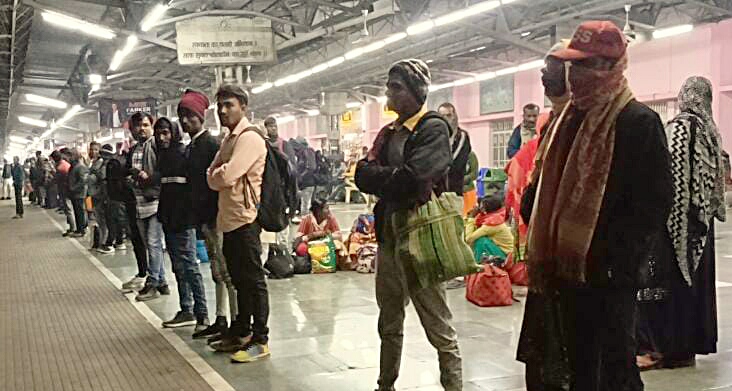 स्टेशन पर यात्री स्टेशन पर यात्री