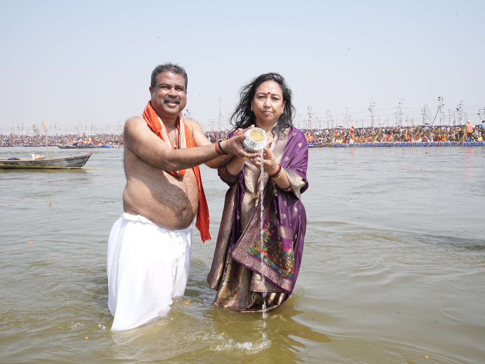 केंद्रीय मंत्री धर्मेन्द्र प्रधान, पत्नी के साथ पूजा अर्चना करते हुए केंद्रीय मंत्री धर्मेन्द्र प्रधान, पत्नी के साथ पूजा अर्चना करते हुए
