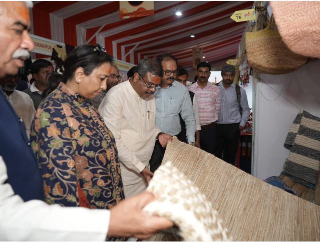 खरीददारी करते केन्द्रीय मंत्री धर्मेन्द्र प्रधान खरीददारी करते केन्द्रीय मंत्री धर्मेन्द्र प्रधान