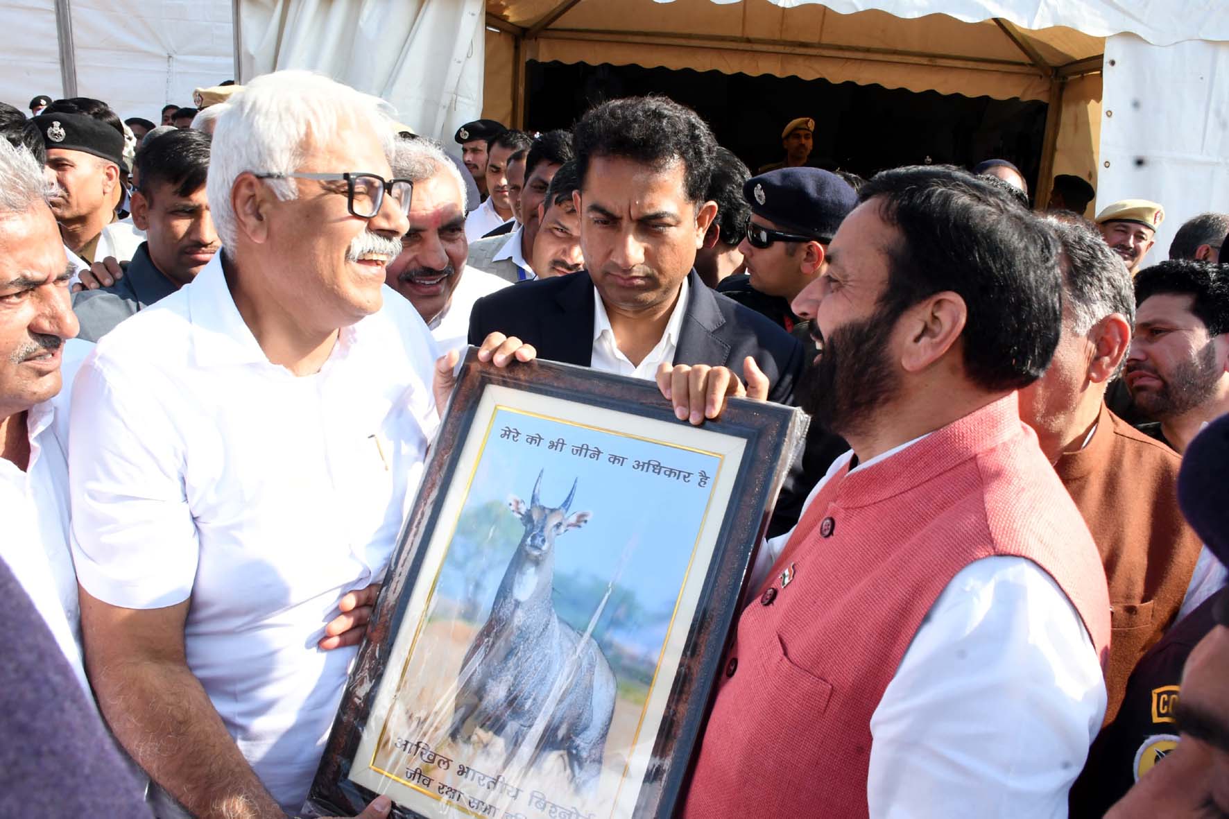 अखिल भारतीय जीव रक्षा बिश्नोई सभा के पदाधिकारी मुख्यमंत्री को स्मृति चिन्ह सौंपते हुए। अखिल भारतीय जीव रक्षा बिश्नोई सभा के पदाधिकारी मुख्यमंत्री को स्मृति चिन्ह सौंपते हुए।