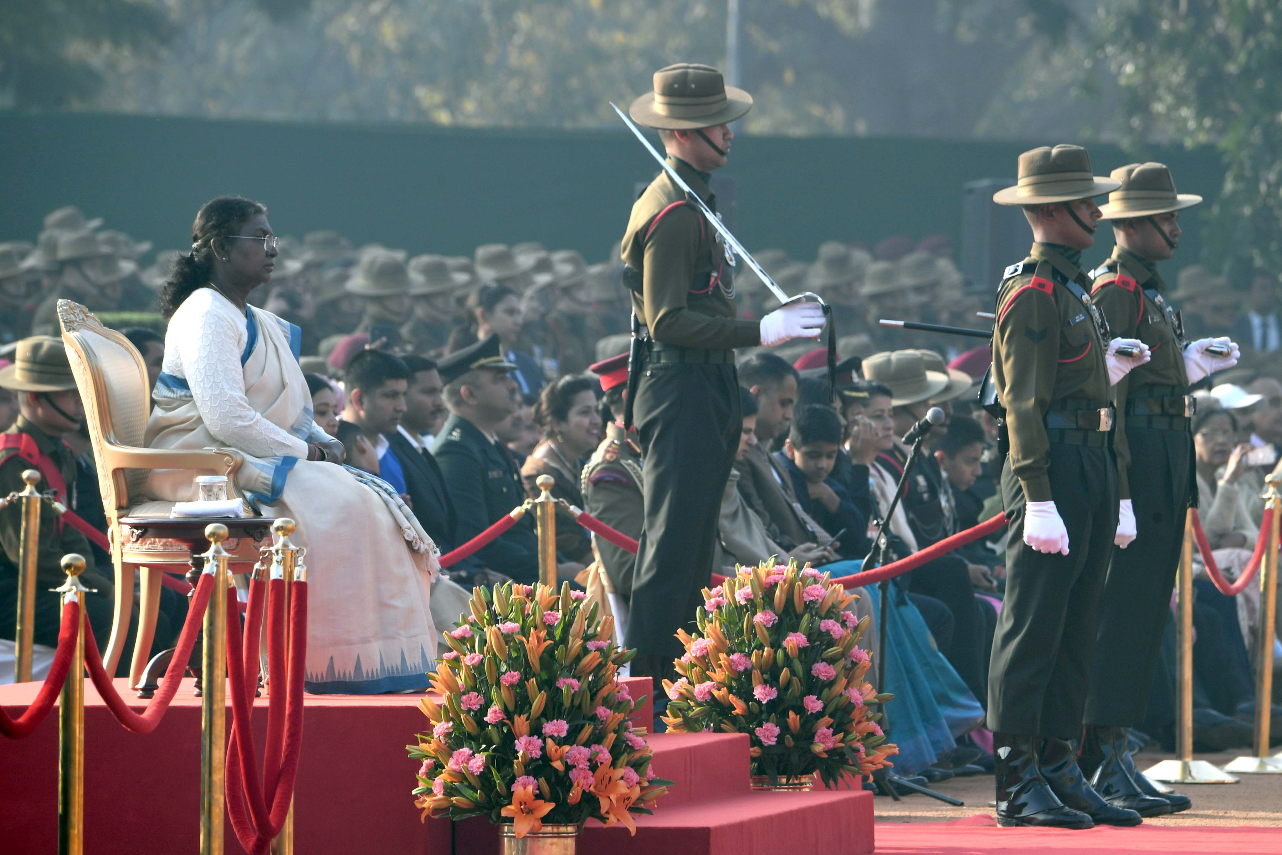 राष्ट्रपति द्रौपदी मुर्मु ने आज सुबह नए प्रारूप में चेंज ऑफ गार्ड समारोह को राष्ट्रपति भवन के फोरकोर्ट में देखा राष्ट्रपति द्रौपदी मुर्मु ने आज सुबह नए प्रारूप में चेंज ऑफ गार्ड समारोह को राष्ट्रपति भवन के फोरकोर्ट में देखा