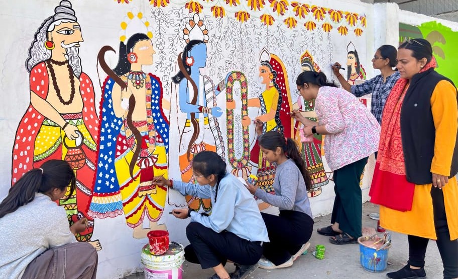 पीएम उषा के अन्तर्गत विद्यार्थियों ने भारतीय लोक कला को दीवारों पर उकेरा पीएम उषा के अन्तर्गत विद्यार्थियों ने भारतीय लोक कला को दीवारों पर उकेरा
