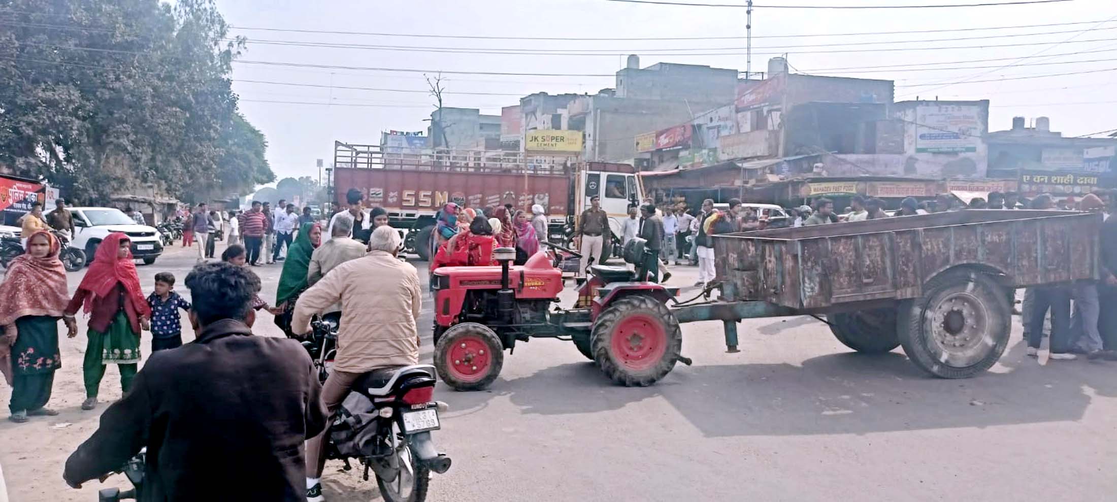पुलिस कार्यशैली के रोष स्वरूप जाम लगाए परिजन। पुलिस कार्यशैली के रोष स्वरूप जाम लगाए परिजन।