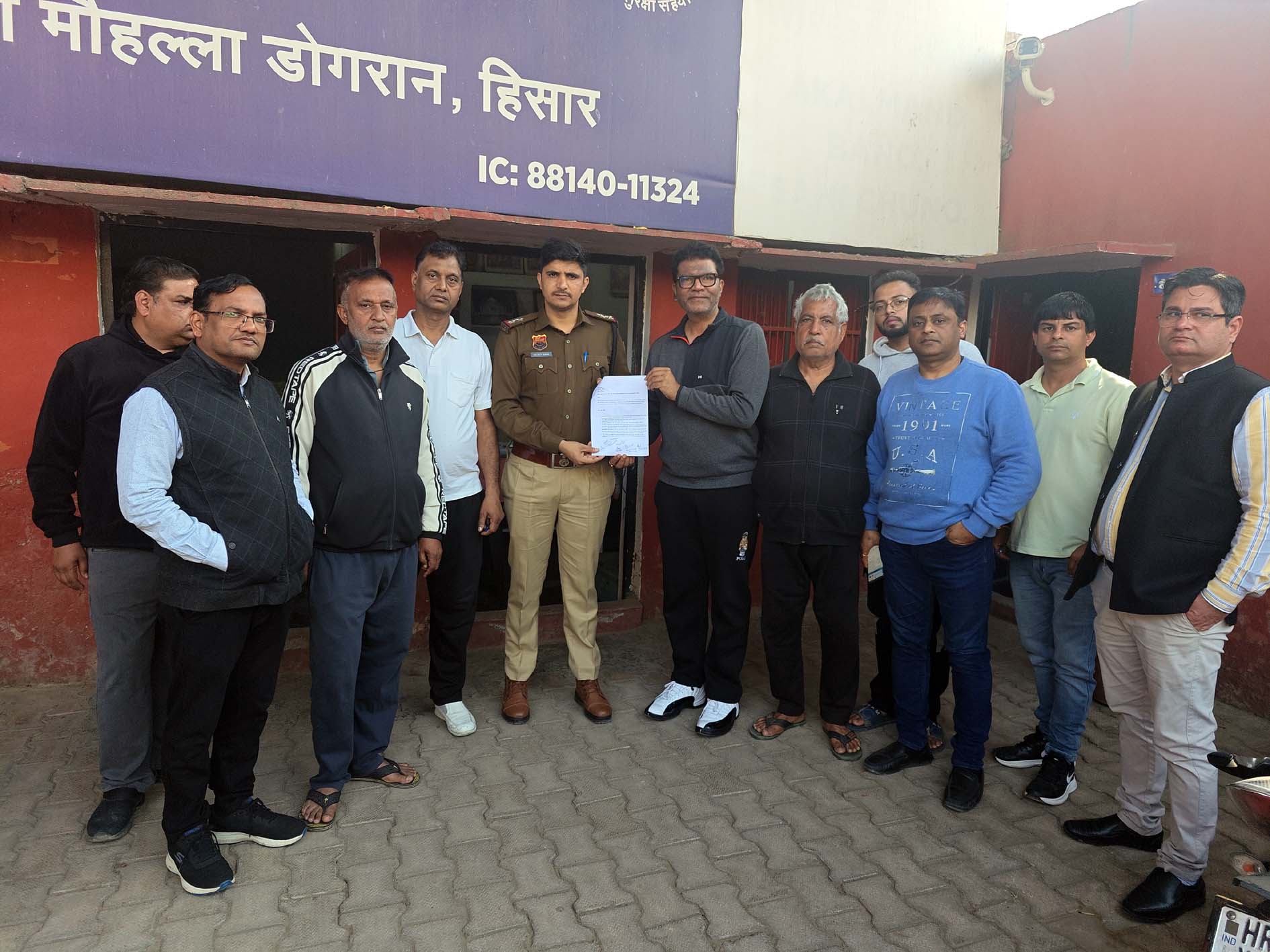 पुलिस में शिकायत देते क्षेत्रवासी। पुलिस में शिकायत देते क्षेत्रवासी।