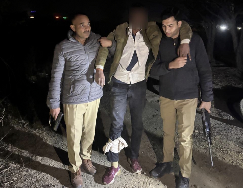 पुलिस के साथ गिरफ्तार अभियुक्त पुलिस के साथ गिरफ्तार अभियुक्त