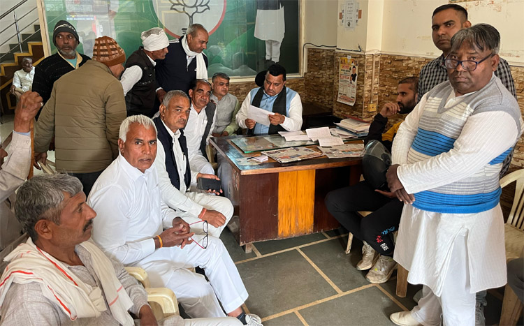 16 Snp-3 सोनीपत:लोगों की समस्याओं को सुनते हुए प्रदीप सांगवान 16 Snp-3 सोनीपत:लोगों की समस्याओं को सुनते हुए प्रदीप सांगवान