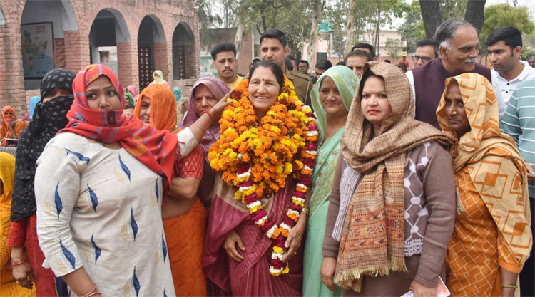 16 Snp-5 सोनीपत: विधायक कृष्णा गहलोत का स्वागत करती ग्रामीण महिलाएं 16 Snp-5 सोनीपत: विधायक कृष्णा गहलोत का स्वागत करती ग्रामीण महिलाएं