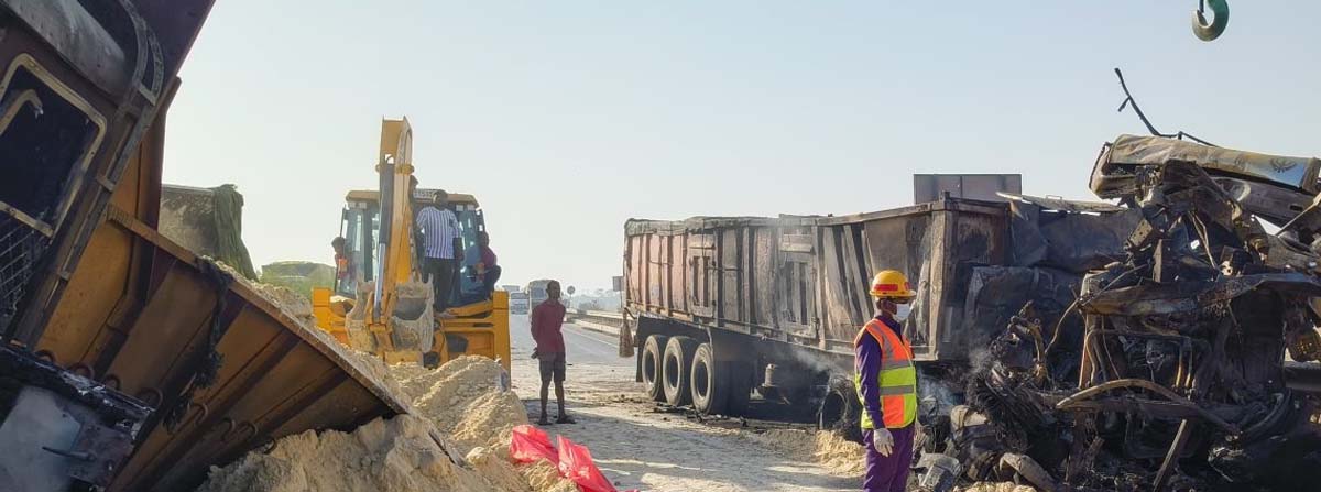 हादसे के बाद क्षतिग्रस्त ट्रक हादसे के बाद क्षतिग्रस्त ट्रक