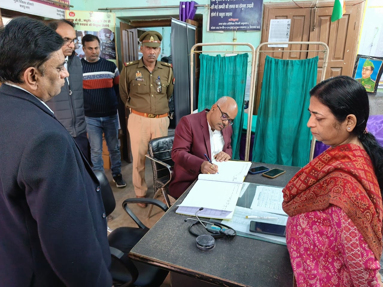 जिलाधिकारी ने अर्बन पीएचसी में फर्जी मरीजो के पकड़े अभिलेख जिलाधिकारी ने अर्बन पीएचसी में फर्जी मरीजो के पकड़े अभिलेख