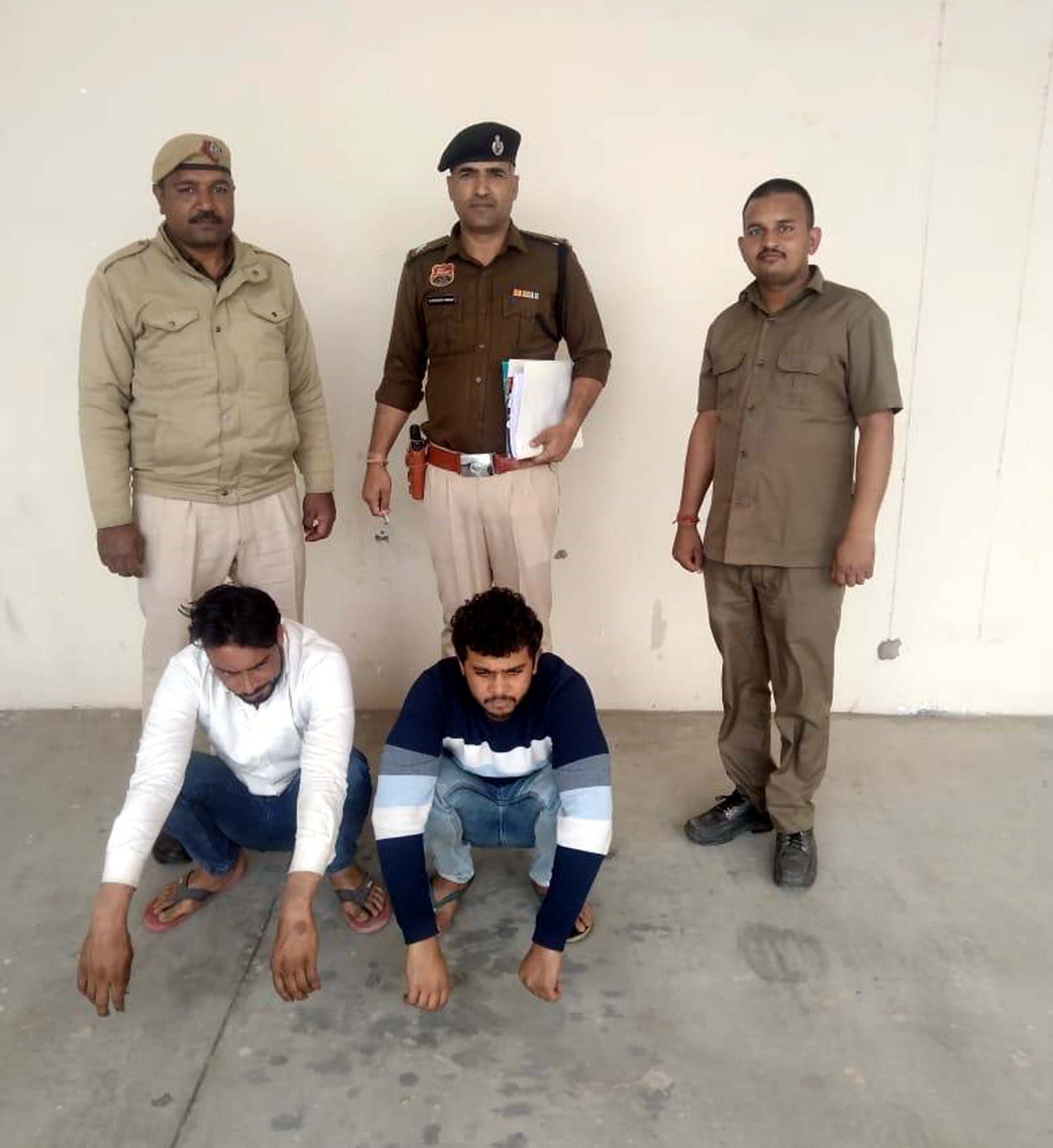 पुलिस गिरफ्त में दोनों हत्यारोपित। पुलिस गिरफ्त में दोनों हत्यारोपित।