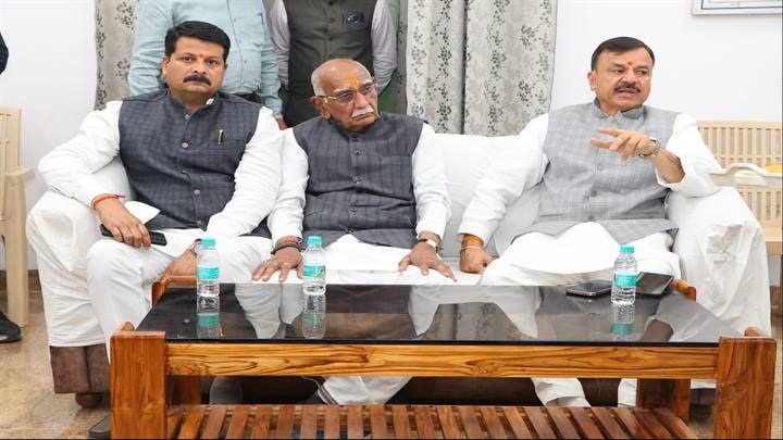 नरसिंहपुरः मंत्री उदय प्रताप सिंह ने ली शिक्षा विभाग की बैठक नरसिंहपुरः मंत्री उदय प्रताप सिंह ने ली शिक्षा विभाग की बैठक