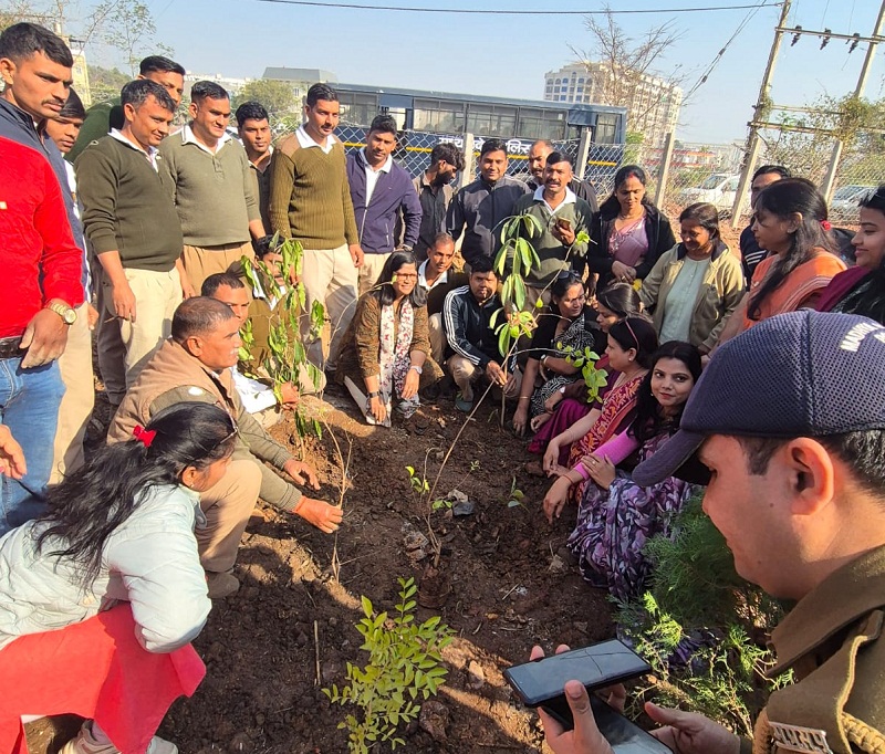 ग्वालियरः “हरि पर्वत” पर कलेक्टर की अगुआई में सामाजिक संस्थाओं ने रोपे पौधे ग्वालियरः “हरि पर्वत” पर कलेक्टर की अगुआई में सामाजिक संस्थाओं ने रोपे पौधे