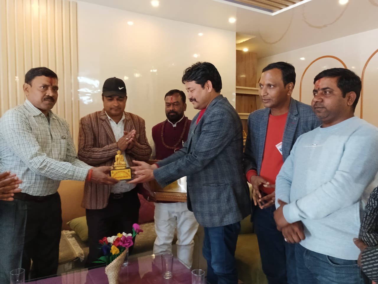 Prateek chinh dete tulsipur india ke vyapari