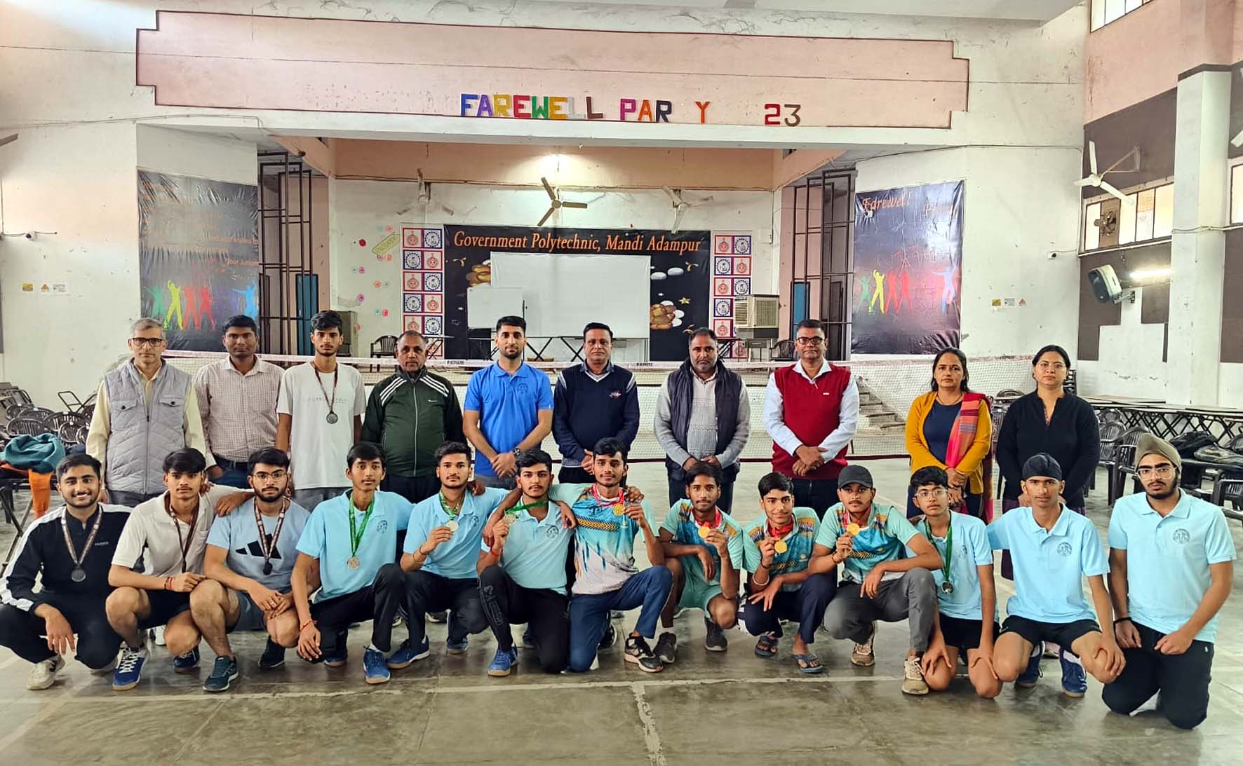 प्रतियोगिता में भाग लेने वाले विद्यार्थी व संस्थान के अधिकारी। प्रतियोगिता में भाग लेने वाले विद्यार्थी व संस्थान के अधिकारी।