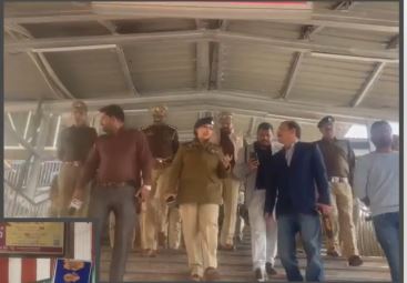 लखनऊ स्टेशन का निरीक्षण करती डीसीपी सेंट्रल