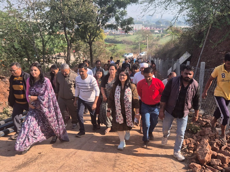 ग्वालियरः “हरि पर्वत” पर कलेक्टर की अगुआई में सामाजिक संस्थाओं ने रोपे पौधे ग्वालियरः “हरि पर्वत” पर कलेक्टर की अगुआई में सामाजिक संस्थाओं ने रोपे पौधे