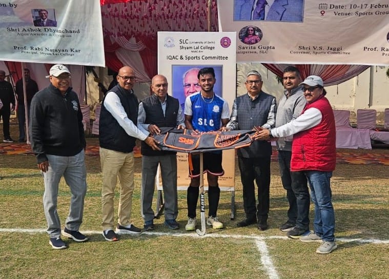 चित्र: श्याम लाल कॉलेज के नवीन बिधूड़ी प्लेयर ऑफ द मैच का अवार्ड प्राप्त करते हुए। चित्र: श्याम लाल कॉलेज के नवीन बिधूड़ी प्लेयर ऑफ द मैच का अवार्ड प्राप्त करते हुए।
