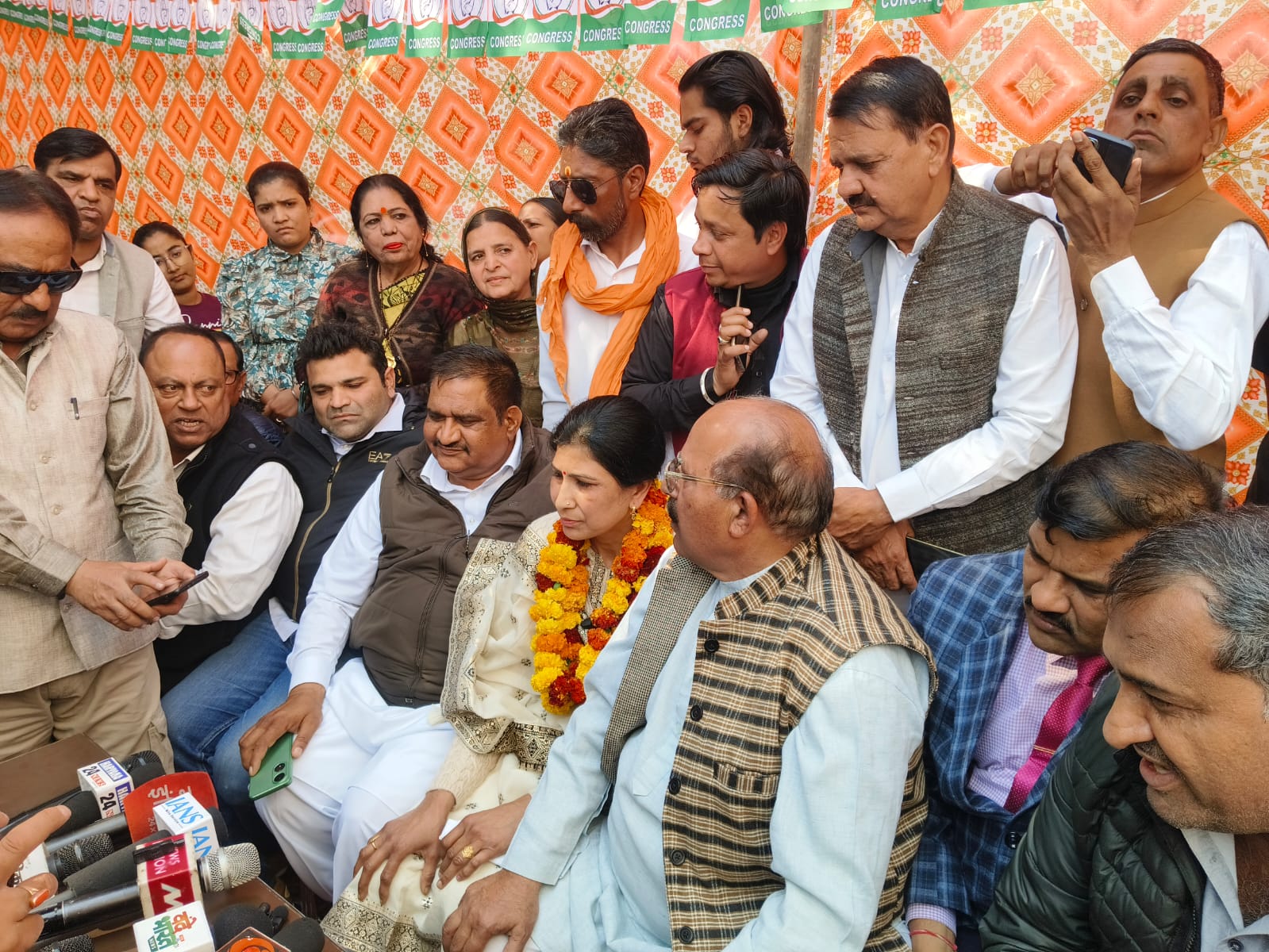 इंटक कार्यालय में पहुंची महापौर प्रत्याशी किरण बाला इंटक कार्यालय में पहुंची महापौर प्रत्याशी किरण बाला
