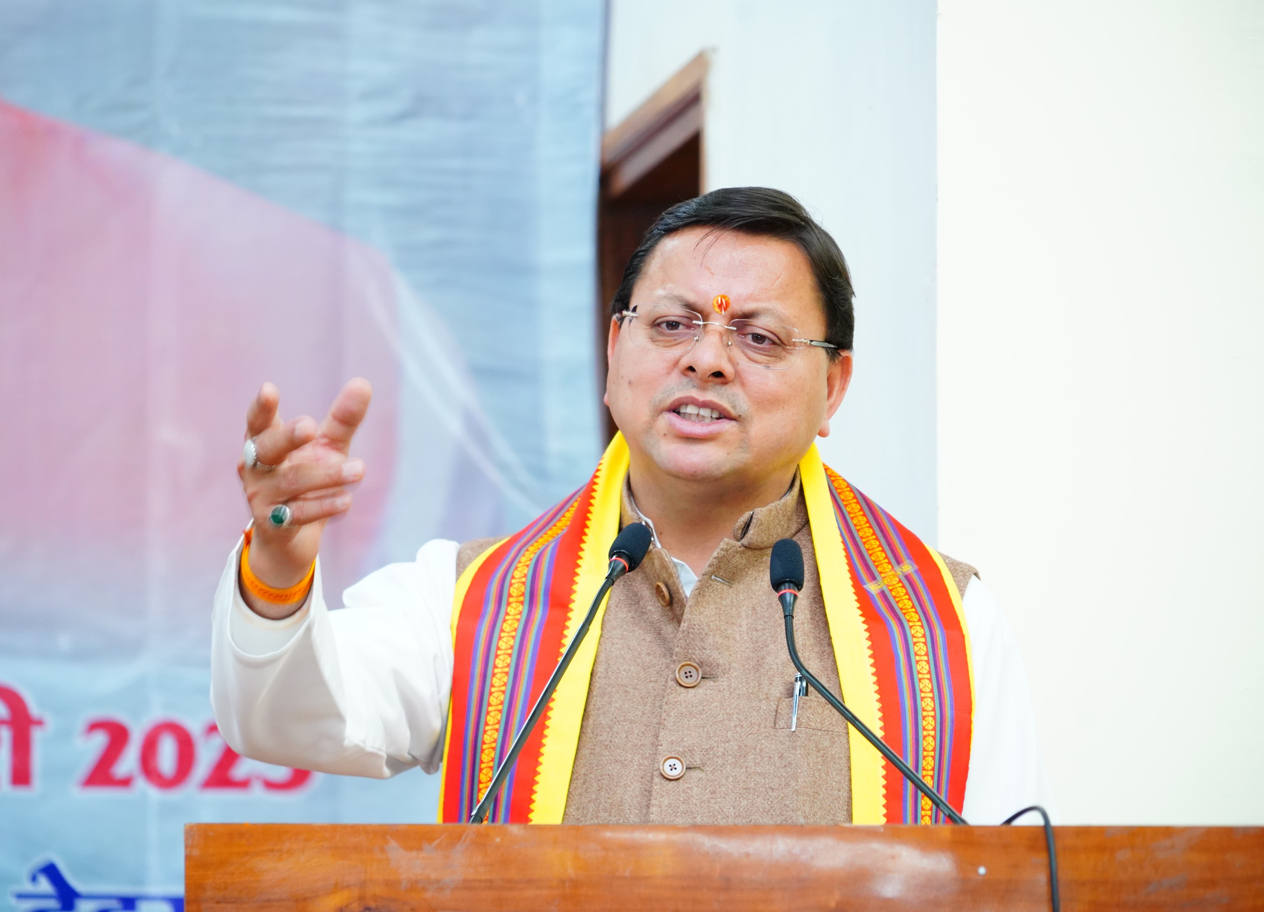 मुख्यमंत्री आवास स्थित मुख्य सेवक सदन में संस्कृत शिक्षा विभाग की ओर से आयोजित कार्यक्रम में मुख्यमंत्री धामी। मुख्यमंत्री आवास स्थित मुख्य सेवक सदन में संस्कृत शिक्षा विभाग की ओर से आयोजित कार्यक्रम में मुख्यमंत्री धामी।