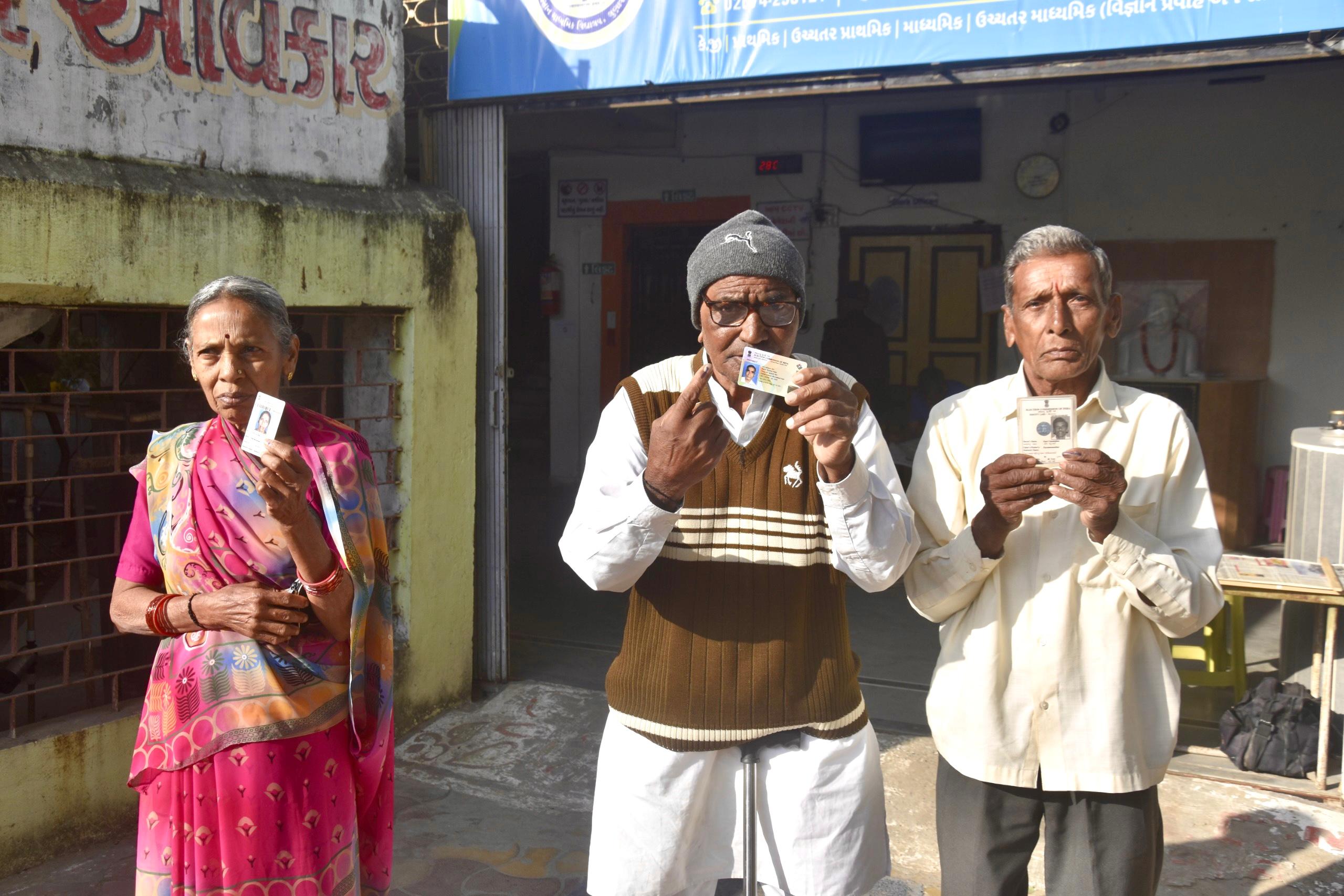 महिसागर जिले के एक बूथ से मतदान कर बाहर आते बुजुर्ग।