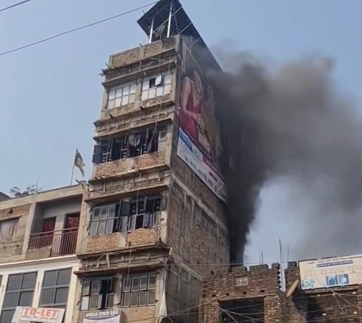 आग में जलता मकान