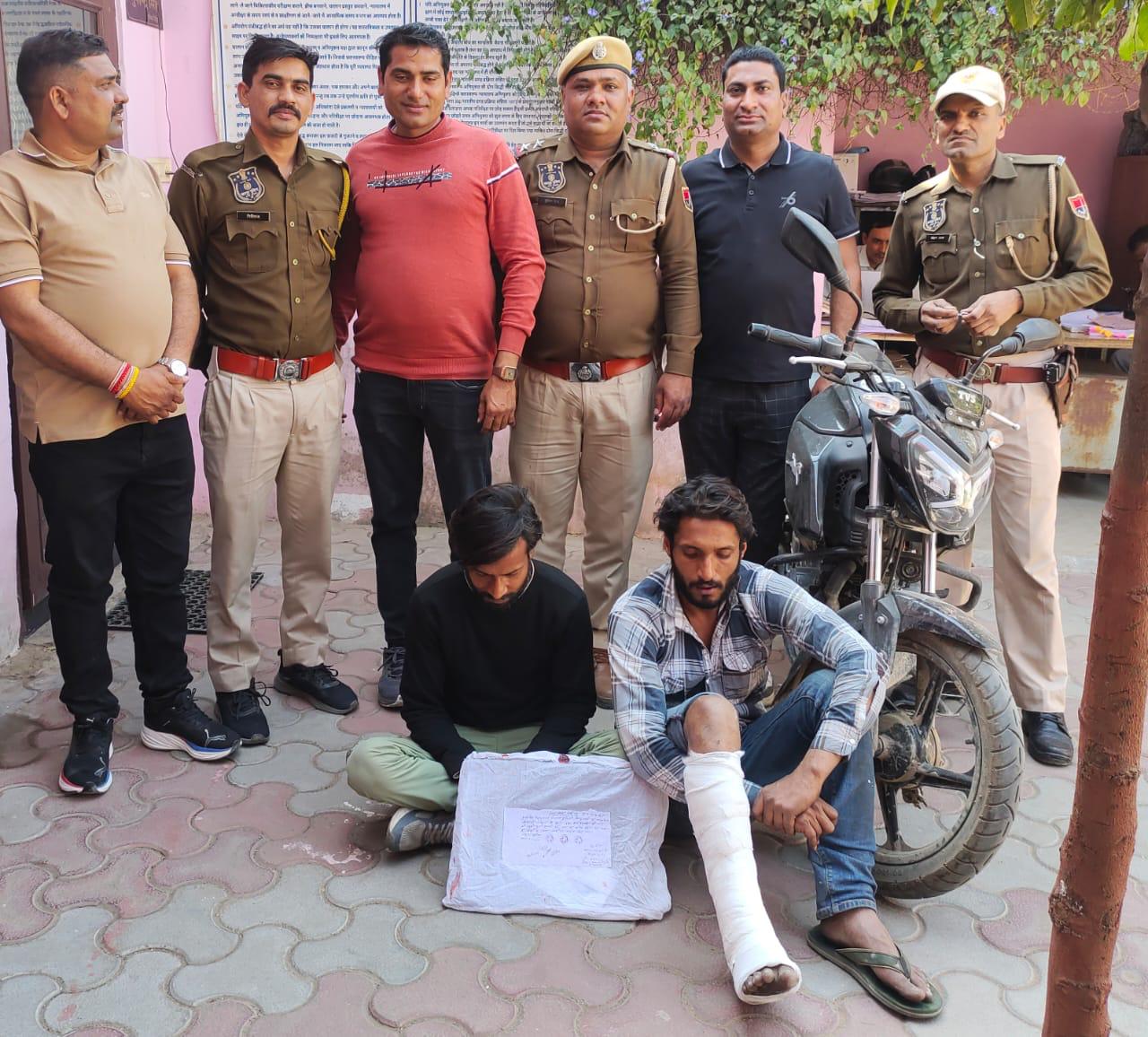 पैसे से भरा बैग लूटने वाले दो बदमाश गिरफ्तार पैसे से भरा बैग लूटने वाले दो बदमाश गिरफ्तार