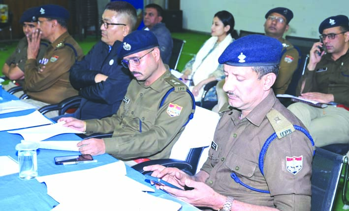 ब्रीफ के दौरान पुलिस अधिकारी ब्रीफ के दौरान पुलिस अधिकारी