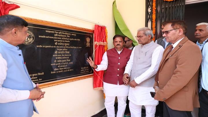 रीवाः उप मुख्यमंत्री ने कन्या छात्रावास भवन तथा श्री अन्न भण्डार भवन का किया लोकार्पण रीवाः उप मुख्यमंत्री ने कन्या छात्रावास भवन तथा श्री अन्न भण्डार भवन का किया लोकार्पण