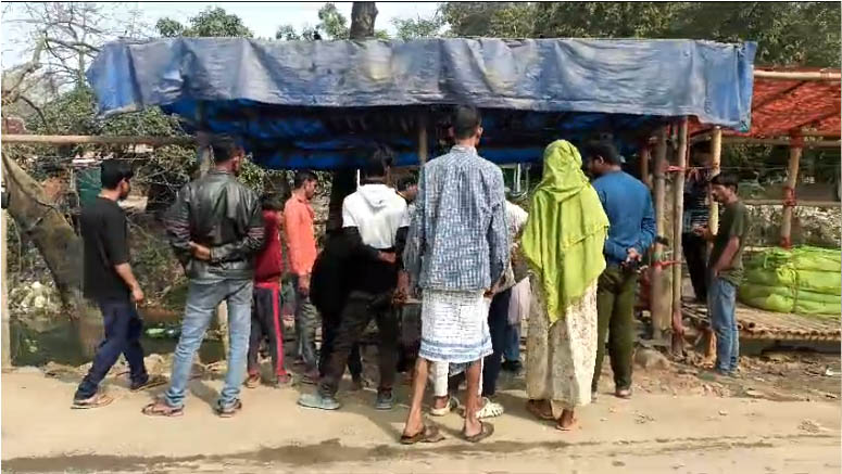 गुवाहाटीः हाथीगांव के खानका इलाके में मिले डेड बॉडी देखने के लिए उमड़ी भीड़। गुवाहाटीः हाथीगांव के खानका इलाके में मिले डेड बॉडी देखने के लिए उमड़ी भीड़।