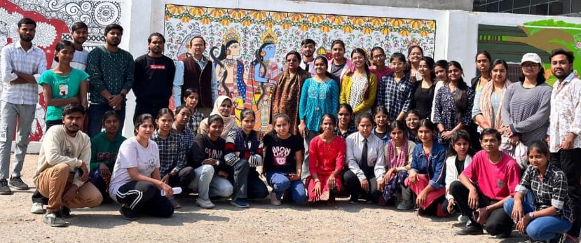 पीएम उषा के अन्तर्गत विद्यार्थियों ने भारतीय लोक कला को दीवारों पर उकेरा पीएम उषा के अन्तर्गत विद्यार्थियों ने भारतीय लोक कला को दीवारों पर उकेरा
