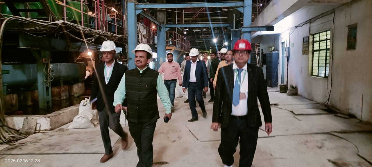 सुगौली इकाई का निरीक्षण करते गन्ना आयुक्त सुगौली इकाई का निरीक्षण करते गन्ना आयुक्त