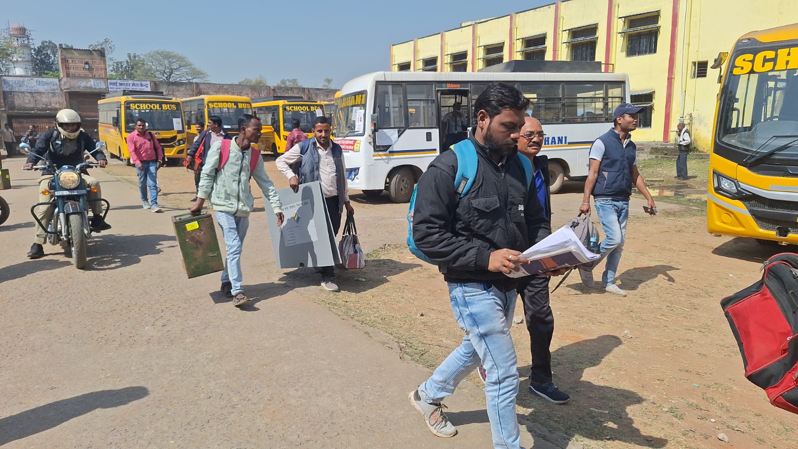 कोरबा और करतला में पंच, सरपंच सहित अन्य पदों के लिये मतदान कराने दल रवाना, कलेक्टर-एसपी ने किया निरीक्षण, मतदान दलों का बढ़ाया उत्साह