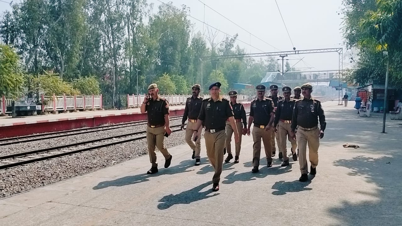 मोहिबुल्लापुर रेलवे स्टेशन पर एसीपी अलीगंज ब्रिज नारायन सिंह और थाना प्रभारी मड़ियांव शिवा नंद मिश्रा ने पुलिस बल के साथ किया पैदल गस्त