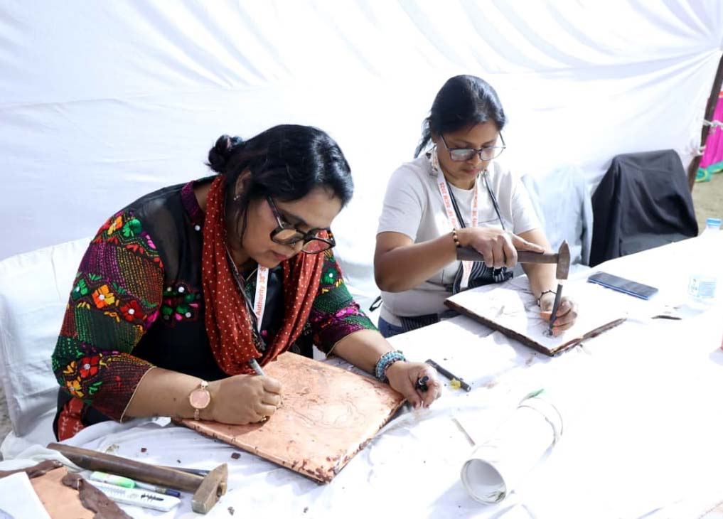 आर्ट एंड कल्चरल गैलरी में मूर्ति शिल्प कला का हुनर प्रदर्शित करते युवा आर्टिस्ट।