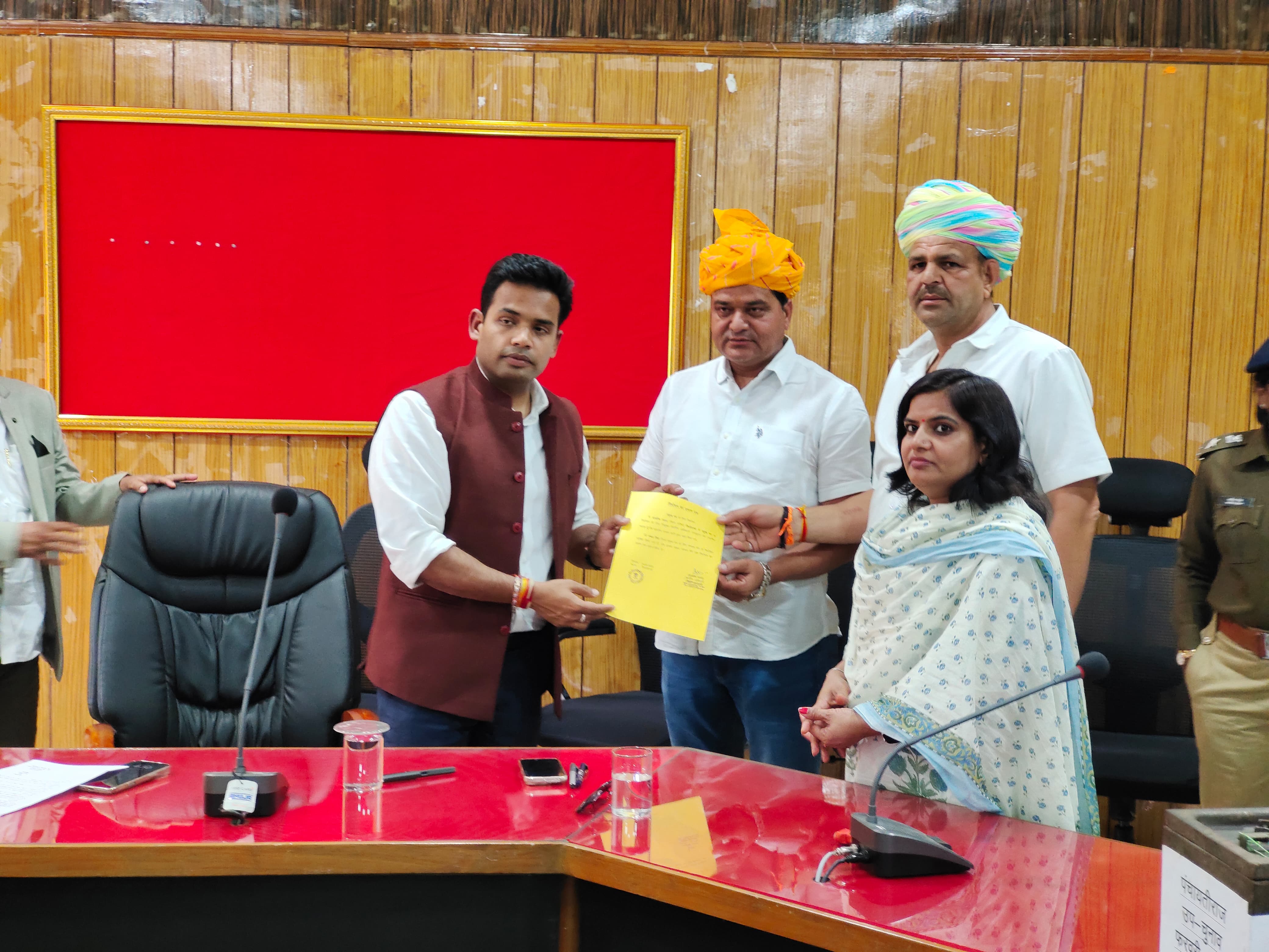 चित्तौड़गढ़ में नव निर्वाचित जिला प्रमुख को प्रमाण पत्र सौंपते जिला निर्वाचन अधिकारी आलोक रंजन। चित्तौड़गढ़ में नव निर्वाचित जिला प्रमुख को प्रमाण पत्र सौंपते जिला निर्वाचन अधिकारी आलोक रंजन।