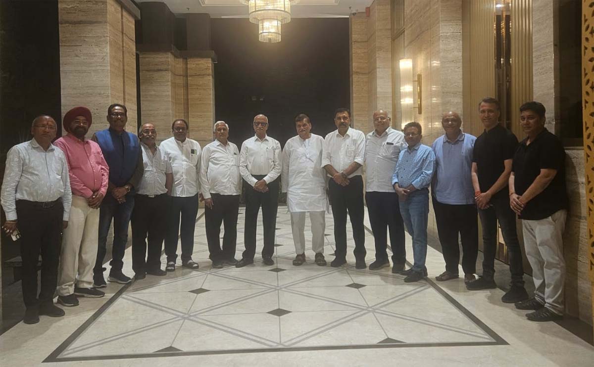 बैठक में शामिल पैनल के संरक्षक मंडल के सदस्य बैठक में शामिल पैनल के संरक्षक मंडल के सदस्य