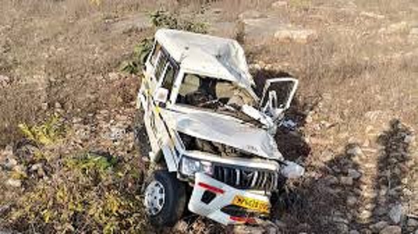 प्रयागराज जा रही बोलेरो खाई में गिरी प्रयागराज जा रही बोलेरो खाई में गिरी